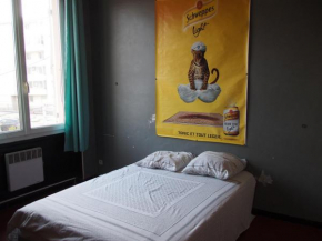 Chambre Schweppes dans maison, salle de bain et séjour à partager